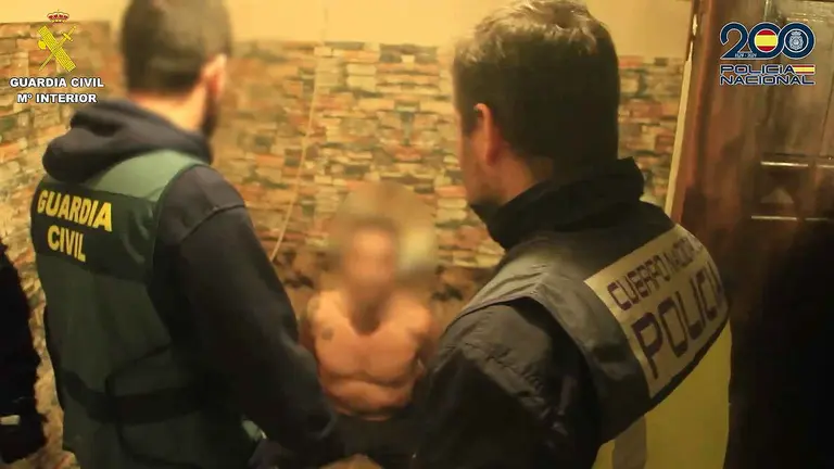 Agentes de la Polic&iacute;a Nacional y la Guardia Civil durante la detenci&oacute;n en Ruman&iacute;a. CNPN y GC