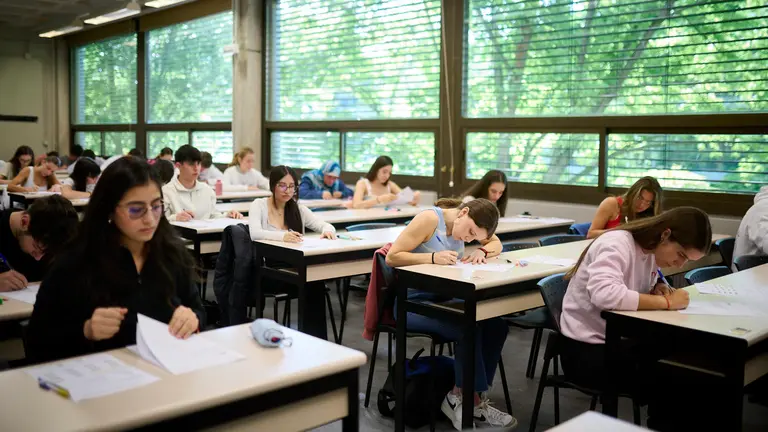 Miles de jóvenes se realizan la Evaluación para el Acceso a la Universidad (EvAU) en la UPNA. PABLO LASAOSA