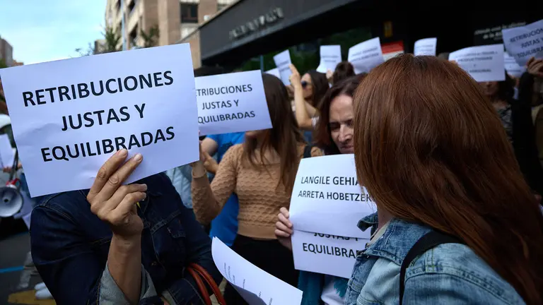 Trabajadores de Hacienda se concentran, convocados por ELA, LAB, Afapna, CCOO y UGT, para defender "unos servicios p&uacute;blicos de calidad". I&Ntilde;IGO ALZUGARAY