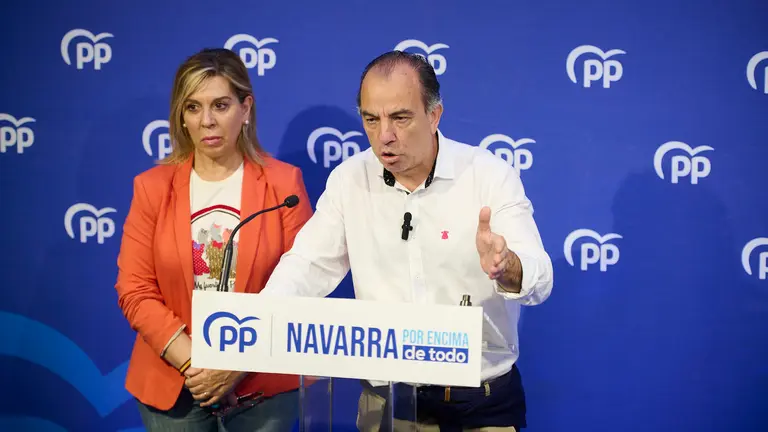 La secretaria general del PPN, Amelia Salanueva, y el diputado del PP, Carlos Garc&iacute;a Adanero, ofrecen una rueda de prensa sobre actualidad pol&iacute;tica. PABLO LASAOSA