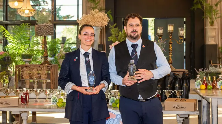 Sara de Subsuelo, ganadora en la categor&iacute;a de
j&oacute;venes bartenders menores de 27 a&ntilde;os, y Jos&eacute; del Gure Etxea, ganador en la categor&iacute;a de
bartenders mayores de 27 a&ntilde;os. ASOCIACI&Oacute;N BARMANS COMUNIDAD FORAL DE NAVARRA