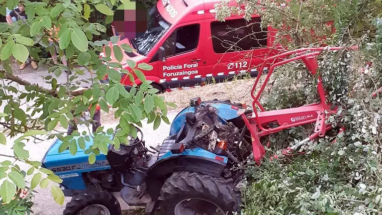 El conductor del tractor, de 71 a&ntilde;os, qued&oacute; atrapado bajo el veh&iacute;culo. POLIC&Iacute;A FORAL