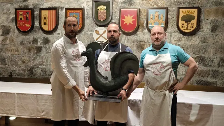 Ferm&iacute;n Astrain, Pedro del Guayo y Alfonso Landibar, responsables de Napardi, con el Gallico de Oro. NAVARRA.COM