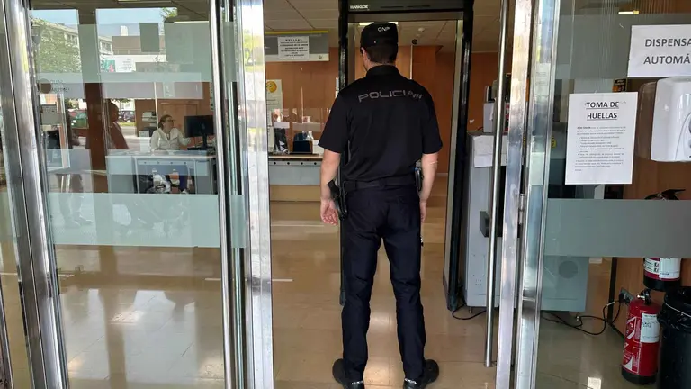 Un agente de  Polic&iacute;a Nacional en la Oficina de Extranjer&iacute;a de Pamplona, en el barrio de Buztintxuri. SUP