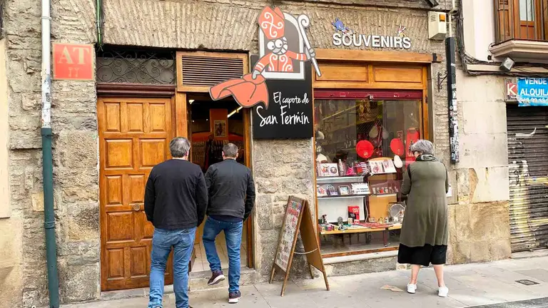 Fachada de la tienda de souvenirs el Capote de San Fermín en Pamplona. Navarra.com