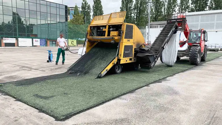 Cambio de césped artificial en el campo de fútbol de Oberena en Pamplona. Navarra.com