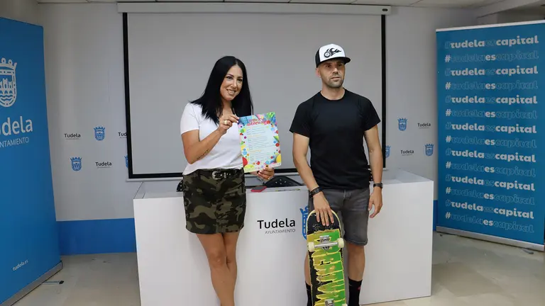 Ver&oacute;nica Gormedino, concejala de Tudela, y Daniel Serrano, representante de Tudela Skate Club. CEDIDA