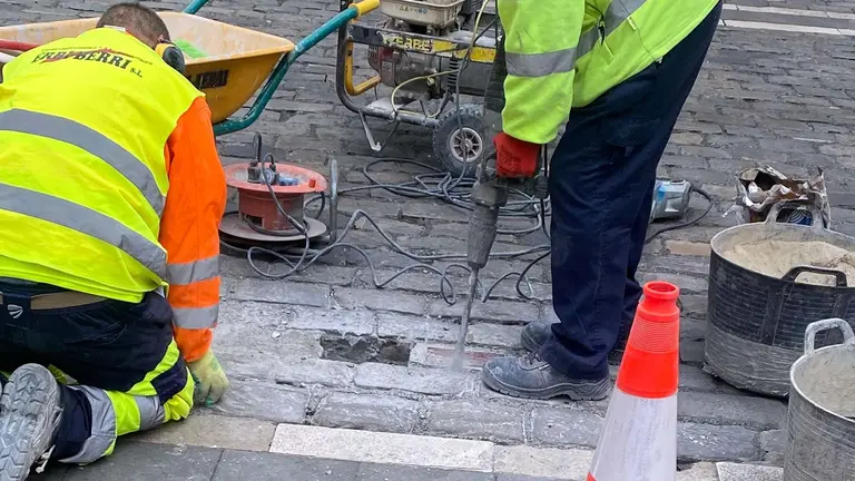 Operarios municipales comienzan la retirada de las placas que recordaban a los fallecidos en el encierro. CEDIDA
