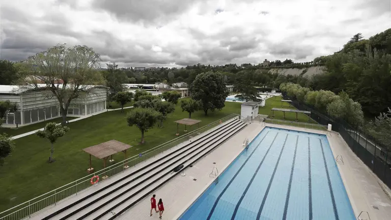 Piscinas del Club Natación abiertas al baño, pero sin bañistas por el frío. ARCHIVO