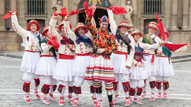 Dantzaris de Duguna lanzarán el Chupinazo de 2024. AYUNTAMIENTO DE PAMPLONA
