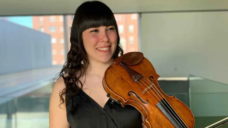Elena González con el violín que perteneció a Antonio Alvira. CEDIDA