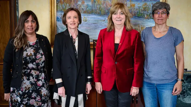 Amaia Nausia y Ana Urkiza, de Eusko Ikaskuntza; la vicepresidenta Ollo; y Paula Kasares, de Euskarabidea. GOBIERNO DE NAVARRA