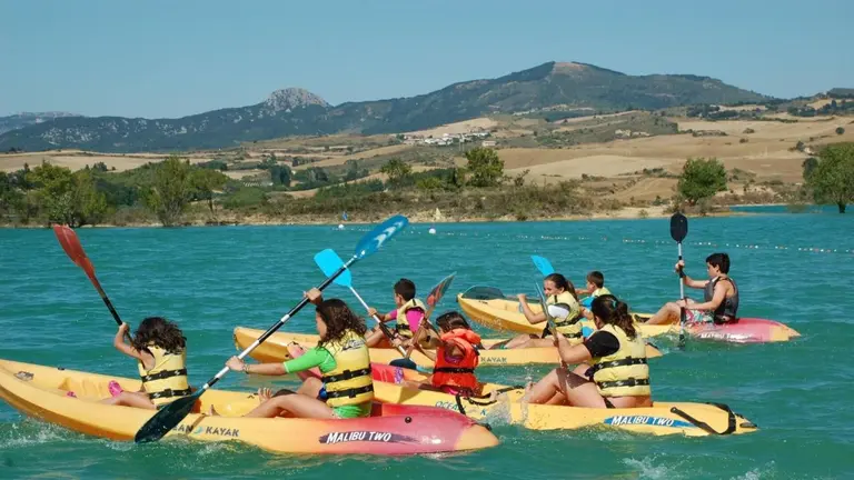 Imagen de archivo de un grupo de niños practicando kayak en el embalse de Alloz. VISIT NAVARRA / TURISMO DE NAVARRA