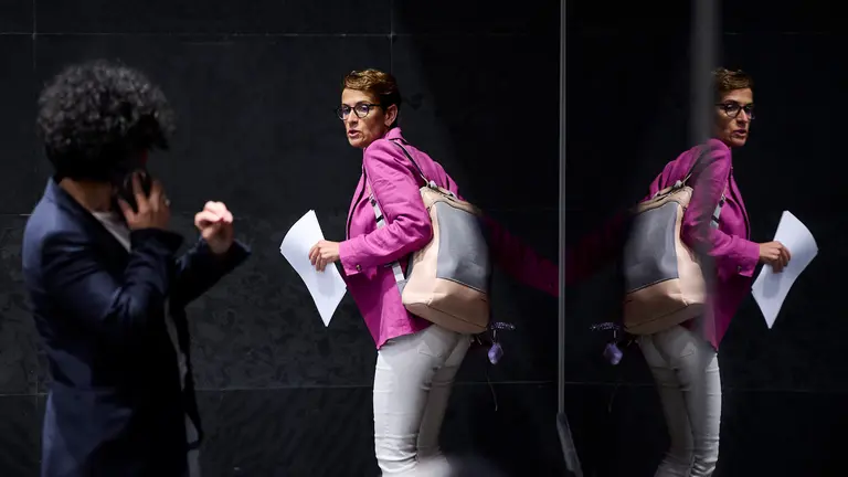 María Chivite, presidenta del Gobierno, en su llegada al Pleno. PABLO LASAOSA