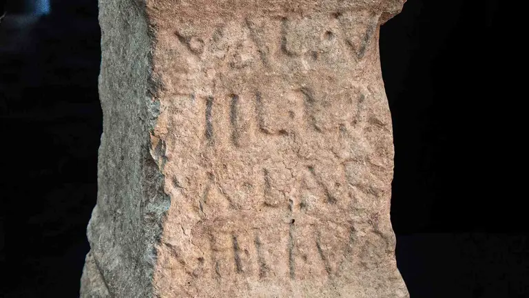 Ara o altar votivo encontrado en Larumbe y que aseguran que está dedicado a una "diosa vasca" pese a tener inscripciones en latín. ARANZADI