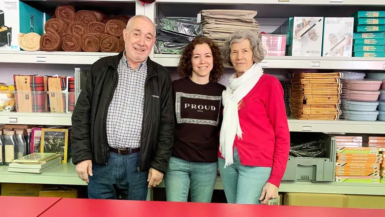 Emilio, Izaskun y Amparo posando en la tómbola de Cáritas en Pamplona. Navarra.com