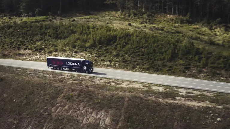 Un camión de la compañía navarra circulando por la carretera. LODISNA
