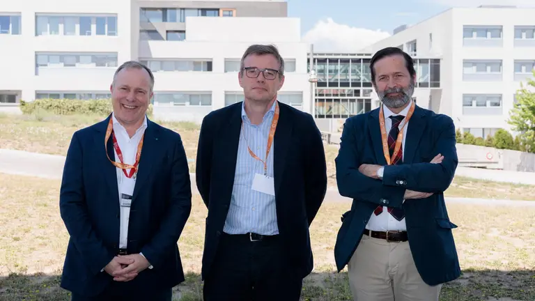 Los doctores Carlos Pastor y Fernando Martínez Regueira, especialistas de Cirugía General de la Clínica Universidad de Navarra; y el Dr. Borja Montero, especialista del Equipo de Soporte y Control de Síntomas de la Clínica.