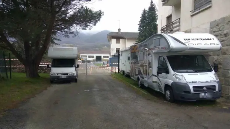 Autocaravanas aparcadas en la calle. ARCHIVO