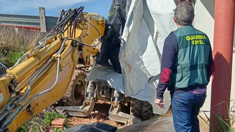 Imagen de la retroexcavadora recuperada. GUARDIA CIVIL DE NAVARRA