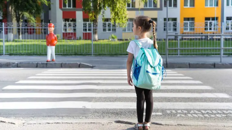 Una niña a punto de cruzar por un paso de peatones. Foto de archivo. PIXABAI