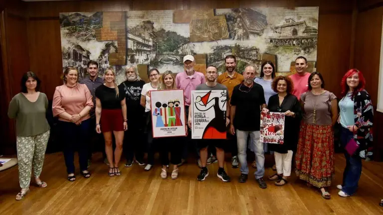 Jurado del concurso de carteles de fiestas de Estalla de 2024 con los carteles premiados. AYUNTAMIENTO DE ESTELLA
