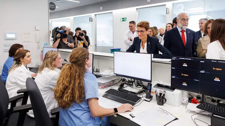 La presidenta de Navarra, María Chivite (c), acompañada de ladelegada del Gobierno, Alicia Echeverría (2d), y el consejero de Salud, Fernando Domínguez (3d), durante la visita a la nueva unidad de Hemodinámica habilitada en el Hospital Universitario de Navarra (HUN). El Área del Corazón del centro sanitario realizó en 2023 un total de 1.809 cateterismos y, de ellos, 320 atenciones fueron dentro del Código Infarto, según se ha informado en la visita. EFE/Villar López