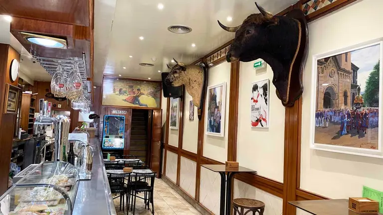 Interior del bar El Ruedo en Pamplona con dos cabezas de toro disecadas. Navarra.com