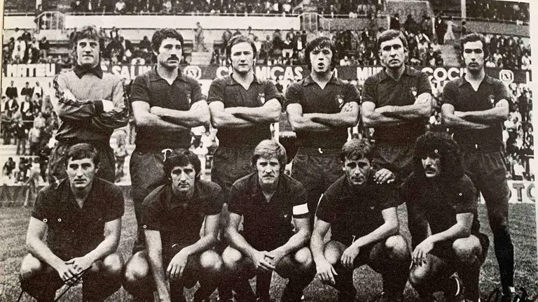 Equipo titular de Osasuna 1976-77 con Iparraguirre de portero en el estadio de El Sadar. Cedida.