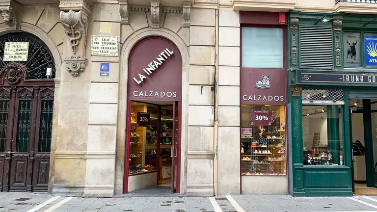 Fachada de la tienda Calzados La Infantil en la calle San Saturnino 1 de Pamplona. Navarra.com