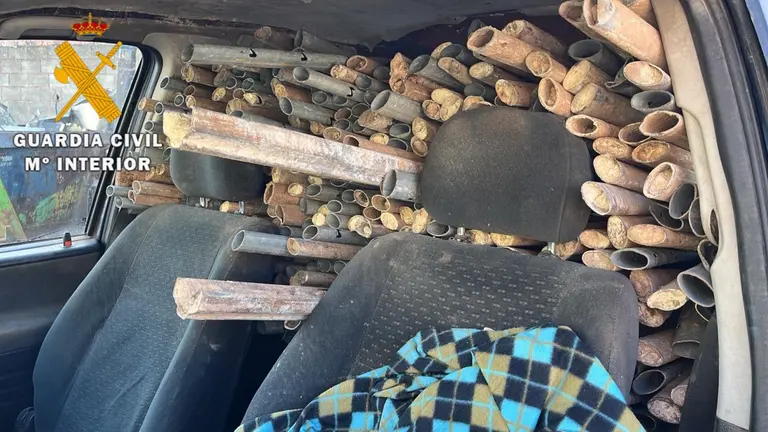 Imagen de los postes metálicos de emparrado de viña interceptados en Navarra. GUARDIA CIVIL