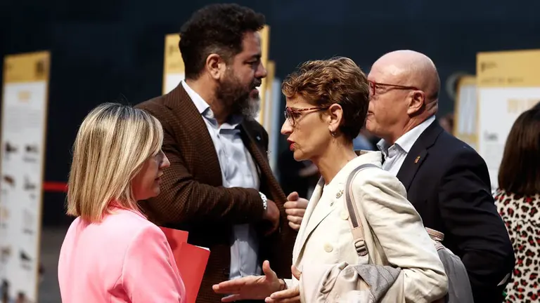 La presidenta del Gobierno de Navarra, Mar&iacute;a Chivite y la Consejera de Interior, Funci&oacute;n P&uacute;blica y Justicia, y portavoz del Gobierno Amparo L&oacute;pez (i), junto a Carlos Gimeno y Ram&oacute;n Alz&oacute;rriz. EFE / JES&Uacute;S DIGES