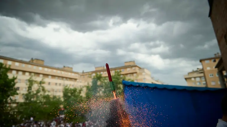 Chupinazo y comienzo de las fiestas de Bara&ntilde;&aacute;in a cargo del Colegio P&uacute;blico Los Sauces. PABLO LASAOSA