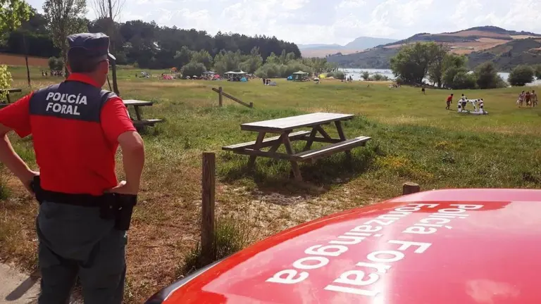 Un agente de la Policía Foral vigilando el entorno del embalse de Alloz. POLICÍA FORAL