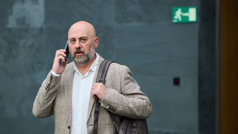 El consejero de Econom&iacute;a y Hacienda, Jos&eacute; Luis Arasti, en su llegada al Parlamento. PABLO LASAOSA