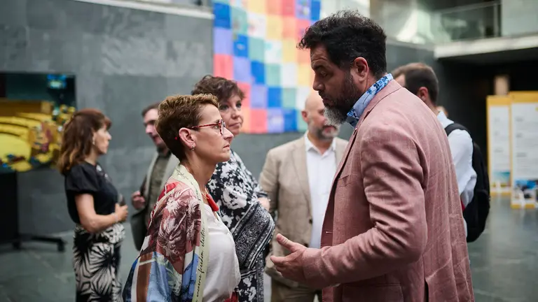 La presidenta Chivite habla con Ramón Alzórriz minutos antes del comienzo del pleno. PABLO LASAOSA