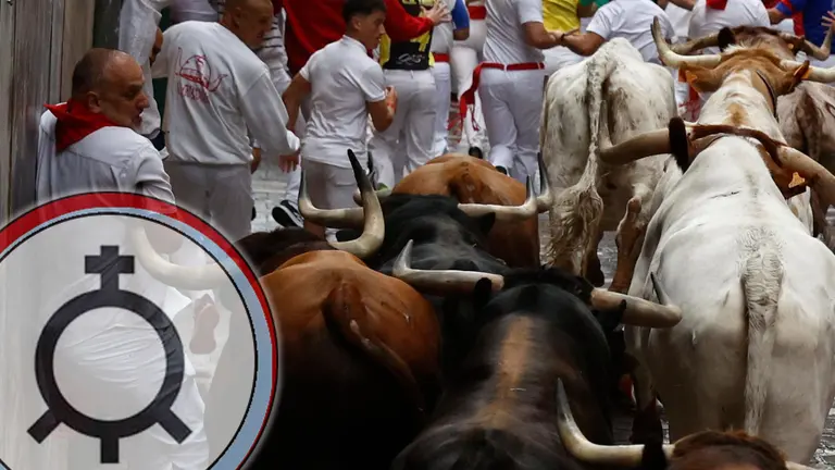 Primer encierro de San Fermín 2023 con toros de la Palmosilla en la calle Estafeta. EFE - RODRIGO JIMÉNEZ