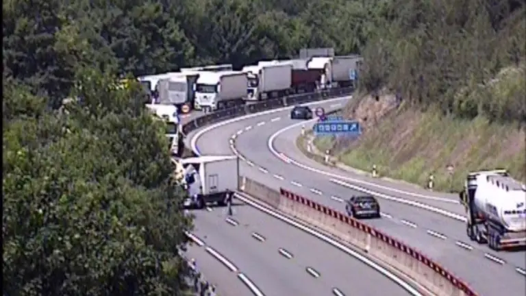 Imagen del momento del accidente, tomada por las cámaras de videovigilancia. DIRECCIÓN DE TRÁFICO DEL GOBIERNO VASCO