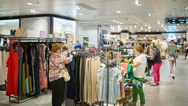 Apertura de puertas del primer día de rebajas en El Corte Inglés. PABLO LASAOSA