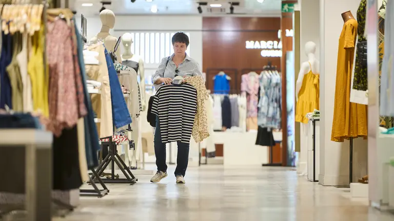 Apertura de puertas del primer d&iacute;a de rebajas en El Corte Ingl&eacute;s. PABLO LASAOSA