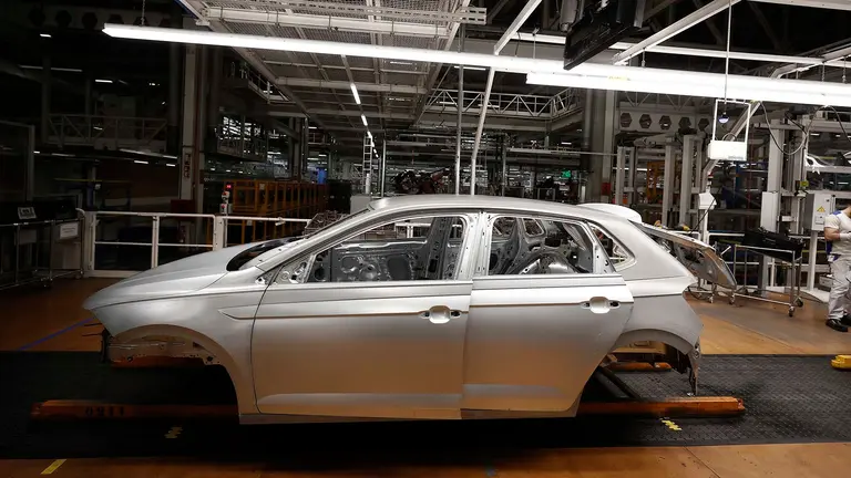 GRAFCAV4425. PAMPLONA, 29/06/2024.- La pr&oacute;xima semana, antes de los Sanfermines, saldr&aacute; de las l&iacute;neas de montaje de Volkswagen Navarra el &uacute;ltimo coche del modelo Polo cuarenta a&ntilde;os despu&eacute;s de que este emblem&aacute;tico turismo comenzara a fabricarse en la planta de Pamplona, que ha hecho de este &lsquo;superventas&rsquo; una de sus se&ntilde;as de identidad. El Polo, del que se han realizado en total seis redise&ntilde;os -cinco de ellos producidos en Pamplona- se deja de montar en la factor&iacute;a de Pamplona, pero no desaparece del mercado, ya que se seguir&aacute; fabricando en la planta de la multinacional alemana en Sud&aacute;frica. En total, en estos cuarenta a&ntilde;os, Volkswagen Navarra ha producido m&aacute;s de 8,4 millones de unidades de este modelo (8.421.145 a las 6,00 horas del viernes 28 de junio). El adi&oacute;s del Polo en Pamplona tiene un motivo muy concreto: habilitar espacio en las l&iacute;neas de montaje para la pr&oacute;xima fabricaci&oacute;n de dos modelos el&eacute;ctricos de Volkswagen.EFE/ Jes&uacute;s Diges