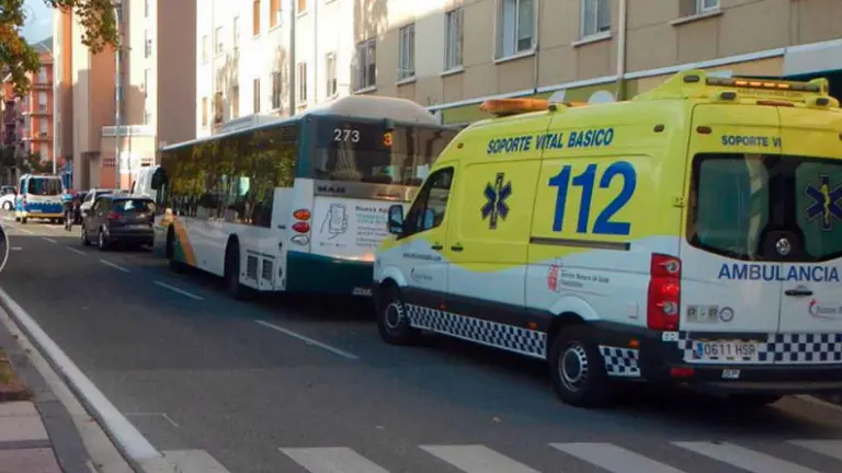 Imagen de una ambulancia atendiendo un accidente en el interior de una villavesa. POLICIA MUNICIPAL DE PAMPLONA