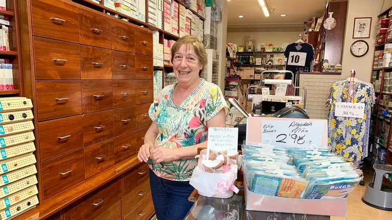 Feli Muro en el interior de la mercer&iacute;a Lezka de Pamplona. Navarra.com