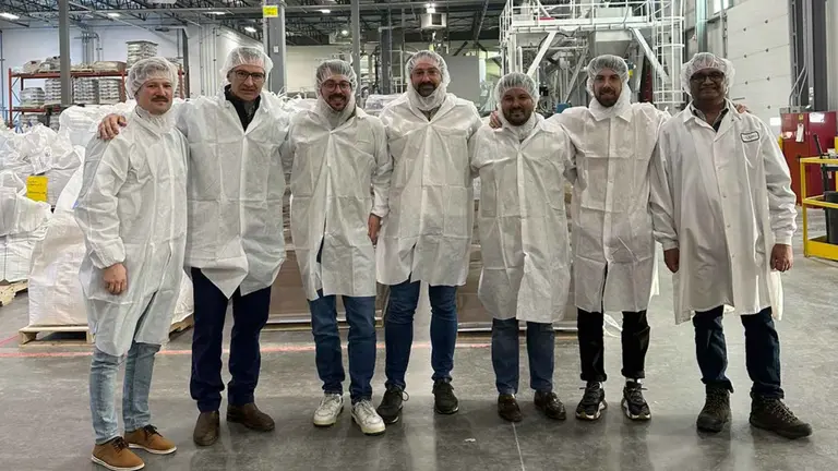 Visita de Diego y Gonzalo Oliver, directores generales de Enhol y Gonzalo Agorreta, director General de Brotalia, junto al equipo de Above Food en las instalaciones de empaquetado y distribución de Above en Saskatoon, Canadá. CEDIDA