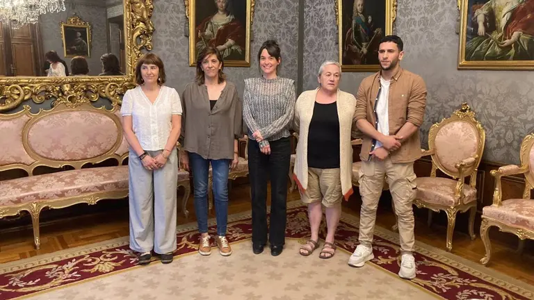 La vicepresidenta tercera del Gobierno de Navarra y consejera de Vivienda, Juventud y Políticas Migratorias, Begoña Alfaro, en la firma de un convenio para la creación de un nuevo centro de día para jóvenes migrantes. GOBIERNO DE NAVARRA