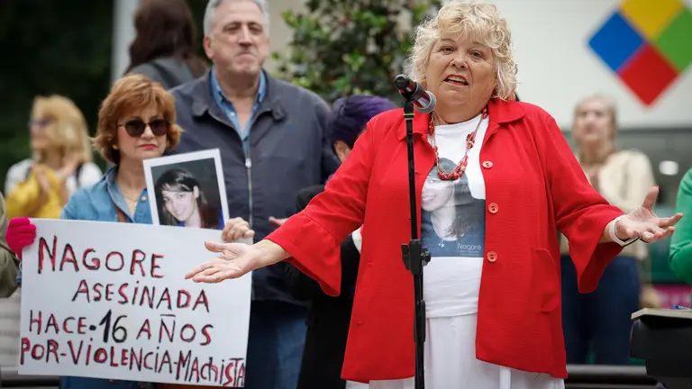 Unas doscientas personas han participado este lunes en Pamplona en el homenaje a Nagore Laffage, la joven de 20 años que fue asesinada el 7 de julio de 2008, durante las fiestas de San Fermín. En la imagen, la madre de la joven, Asun Casasola. EFE/Villar López