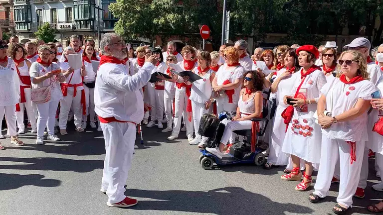 La coral 'Canta et Yanta' en la procesión de San Fermín en Pamplona. Navarra.com