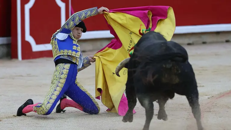 GRAFCAV4683. PAMPLONA, 05/07/2024.-  El novillero Alejandro Chicharro durante la faena a su primero de la tarde donde comparte cartel con Jarocho y Samuel Navalón con novillos de la ganadería Pincha.  EFE/ JP Urdiroz