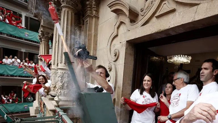 La ciudad espa&ntilde;ola de Pamplona se convierte este s&aacute;bado en la capital mundial de la fiesta, con el lanzamiento del chupinazo que da inicio a los Sanfermines 2024, hasta dentro de nueve d&iacute;as, cuando se entone el triste 'Pobre de m&iacute;'. EFE/Jes&uacute;s Diges