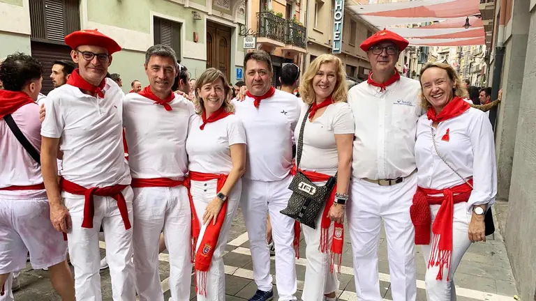 Un grupo de amigos de Madrid disfrutan de San Fermín después del Chupinazo, Navarra.com